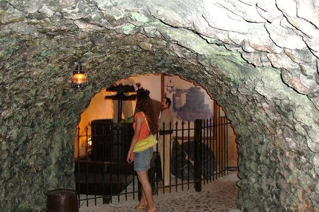 テイスティングとピックアップ付きのサントリーニ島の洞窟ワイン博物館ツアー