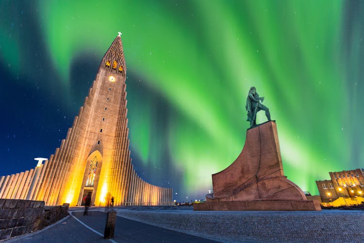 Photo of aurora borealis above hallgrimskirkja church in central of reykjavik city in Iceland.