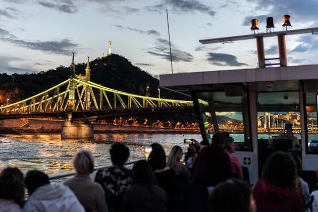 Cruzeiro noturno pelo Rio Danúbio em Budapeste