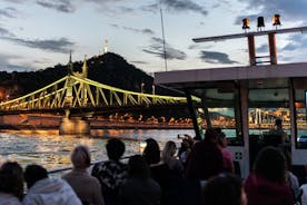 Donau-Flussfahrt in Budapest am Abend