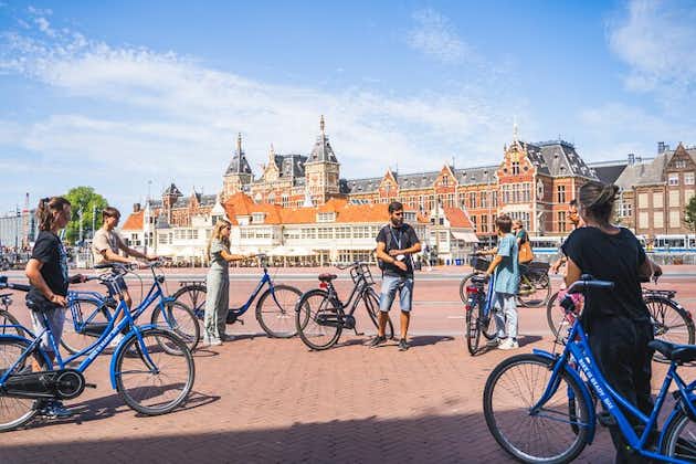 Tour en bici por Ámsterdam más paseo en barco con queso y bebidas incluidas