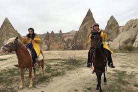 カッパドキアの美しい渓谷での乗馬体験
