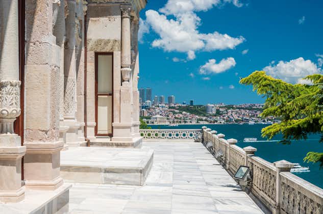 View from Topkapı Palace over Boshporus strait and Dolmabahçe Palace, İstanbul, Türkiye.