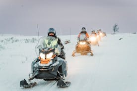 Viagem noturna guiada de snowmobile de 4 horas em Finnmarksvidda
