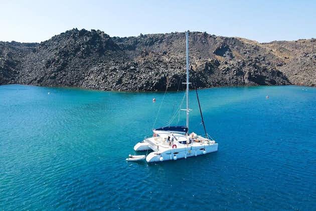 Croisière privée en catamaran d'une demi-journée sur le meilleur de Santorin avec transfert et repas