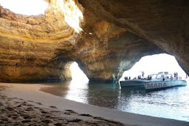 Catamarancruise: grotten en kustlijn naar Benagil