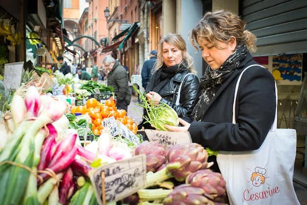 Cesarine: Markttour & Essen bei einem Einheimischen in Bologna