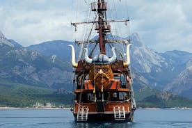 Piratenboottocht op de prachtige baaien van Kemer