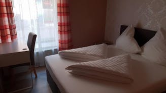 Hostel Lovely Rooms in the City Center of Villach, Shared Bathroom, Windows To Corridor