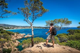 Aventure d'une journée sur la Costa Brava : randonnée, tuba, saut de falaise et repas