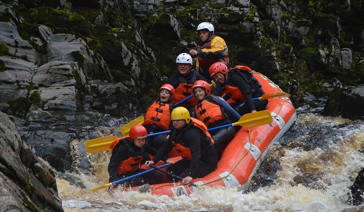 Wildwasser-Rafting und Cliff Jumping in den schottischen Highlands