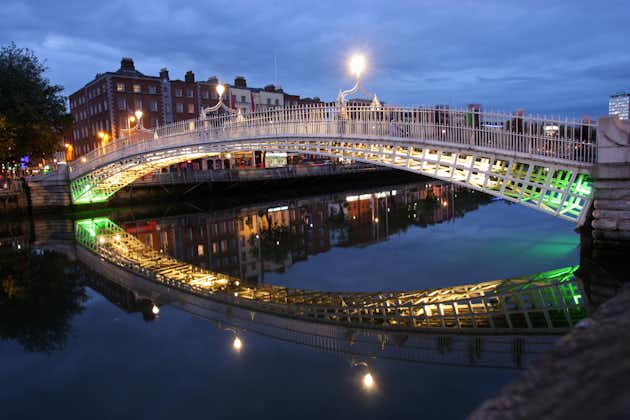 Photo of The Ha'penny bridge in Dublin, Ireland, at night.