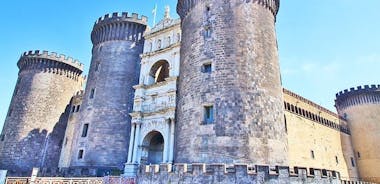 Visita guiada de los sitios de visita obligada de Nápoles con la Plaza del Plebiscito y el Castillo de la Ciudad Vieja