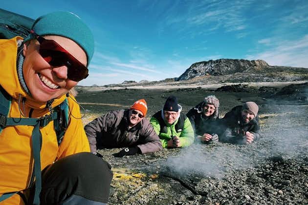 地质学家爱好者在当地导游的带领下进行私人火山远足
