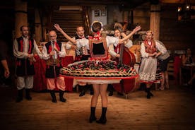 크라코프에서 열리는 민속 쇼와 전통식 코티지 스타일의 저녁