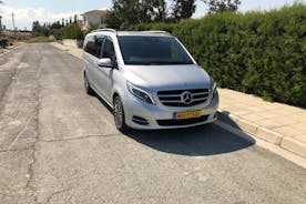 Privétransfer van Nicosia naar de luchthaven van Larnaca in een 6-persoons taxi
