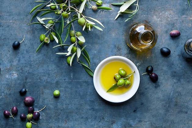 Tour semi privato del vino e dell'olio d'oliva (trasferimento e pranzo inclusi)