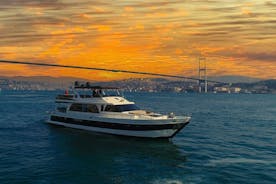 Croisière au coucher du soleil doré sur un yacht de luxe dans le Bosphore d'Istanbul