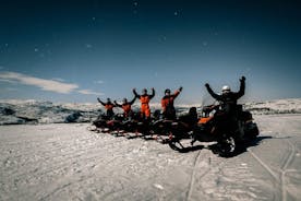 Aventura de la aurora boreal en moto de nieve
