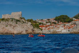 Tour en kayak al atardecer con esnórquel y vino en Dubrovnik