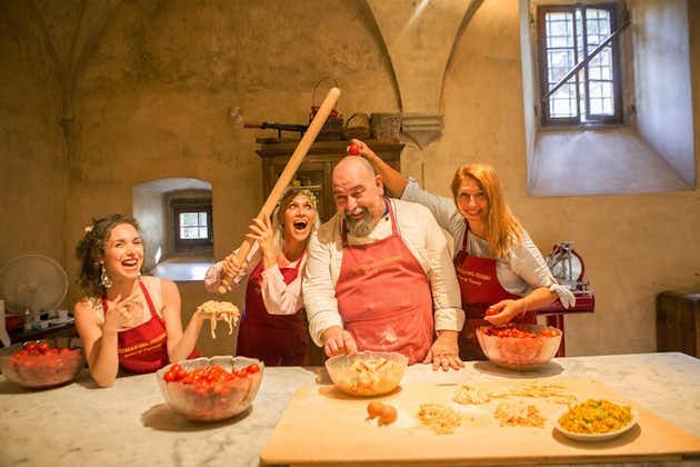Toscansk slot og kældre: Lille grupperejse med pastafremstillingskursus og vinsmagning