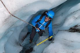 冒険的なヴァトナヨークトル氷河探検ハイキングでの 1 日