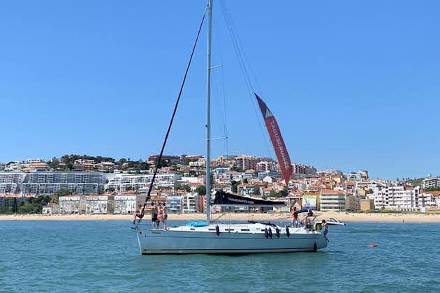 4 ore di viaggio privato in barca a vela alla spiaggia di Oeiras