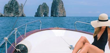 Promenade en bateau à l’île de Capri avec baignade, sites, et Limoncello