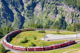 Passeio de trem panorâmico Milan Bernina nos Alpes suíços. Pequeno grupo
