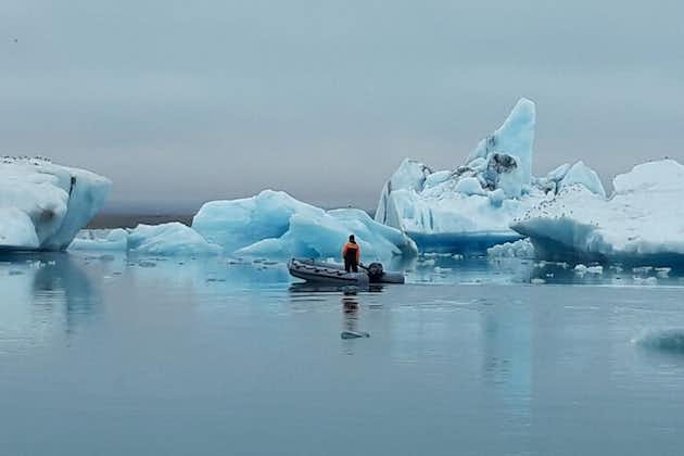 氷山ラグーンでのプライベート ゾディアック ボートに乗るグレイシャー ラグーン プライベート ツアー