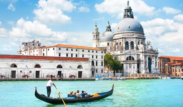 Gondolfärd och serenad i Venedig