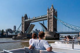 Cruzeiro turístico pelo rio Tower Bridge saindo de Westminster
