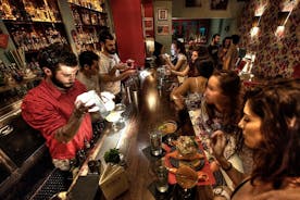 Atene di notte: piccolo gruppo di visite turistiche con bevande e degustazione di cibo