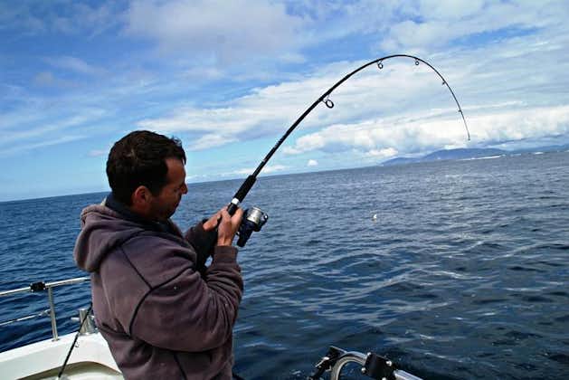 在Connemara海岸的深海钓鱼/钓鱼。全程指导