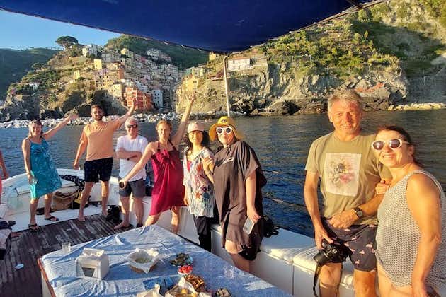 Tour in barca delle Cinque Terre al tramonto con un tradizionale gozzo ligure da Monterosso
