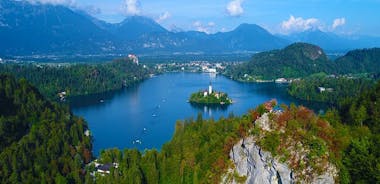 Disfruta del paseo en barco por el lago Bled y el castillo