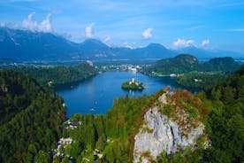 Aproveite o passeio de barco no Lago Bled e no Castelo