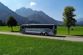 Excursión de un día para grupos pequeños en autobús de lujo al castillo de Neuschwanstein y Linderhof desde Múnich