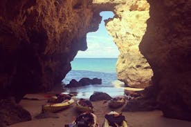 ラゴスのポンタ ダ ピエダーデ洞窟へのカヤック ツアー