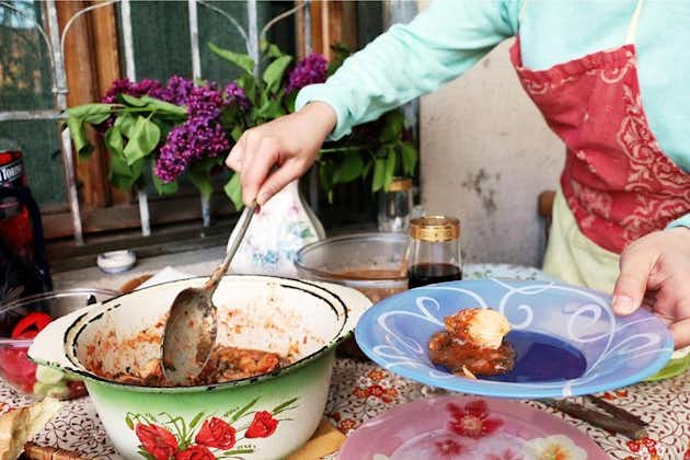 Rejoignez une section locale pour une visite du marché, des cours de cuisine et des repas dans sa maison de Tbilissi