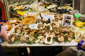 Tour del mercato per piccoli gruppi ed esperienza culinaria presso la casa di una Cesarina a Trento