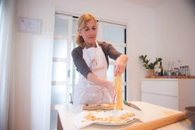 Privat Pasta & Tiramisu-klass på ett Cesarinas hem med provsmakning i Fasano