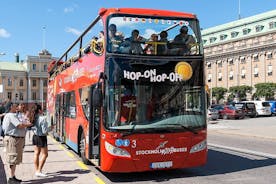 Röd hoppa på-hoppa av-buss i Stockholm