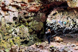 レイキャビクから行く、少人数洞窟探検ツアー