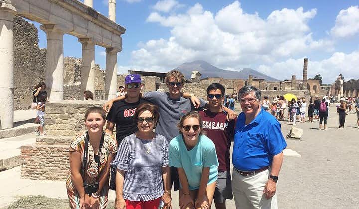 Liten grupp guidad rundtur i Pompeji topphöjdpunkter ledd av en arkeolog