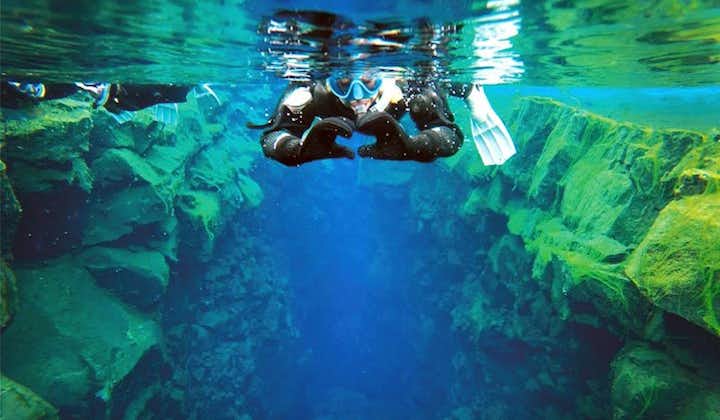 Snorkeling tra i continenti a Silfra con foto incluse