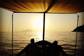Passeio de barco privado ao pôr do sol aos Faraglioni de Lipari