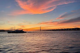 Lisbon: 2H Sunset Boat Cruise Tour With Drinks Included