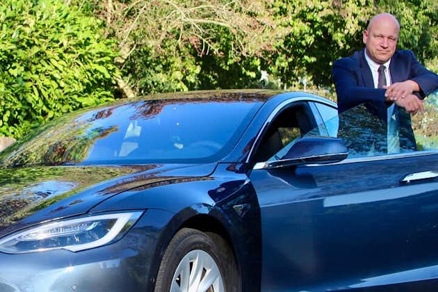 Traslado en taxi Tesla sin emisiones desde La Haya al aeropuerto de Schiphol
