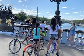 Bike Paris treasures with a live guide - Families & Friends 